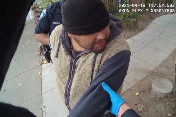 Un hombre de California murió después ser inmovilizado por la policía cinco  minutos - The New York Times
