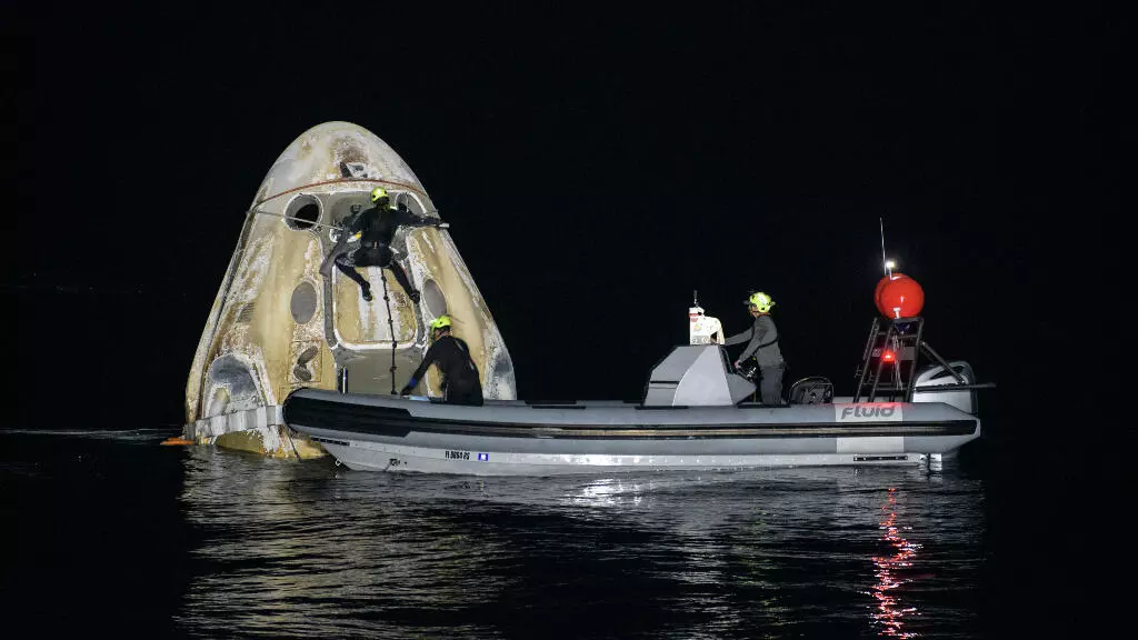 La cápsula amerizó a las 02H56 (06H56 GMT) en el Golfo de México frente a las costas de Florida, después de un vuelo de seis horas y media desde la ISS.