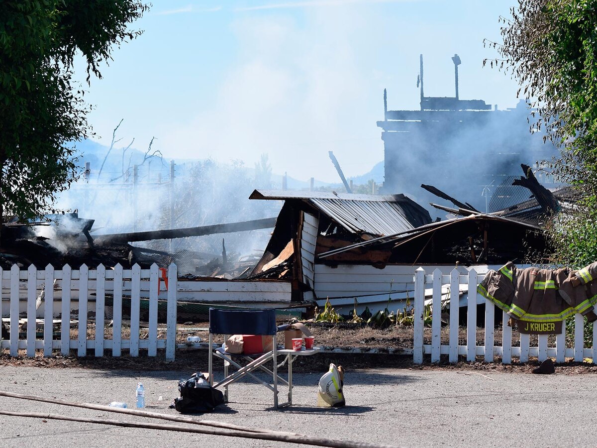 Incendiaron dos iglesias en Canadá tras el hallazgo en un internado  católico de tumbas sin identificar con restos de 750 niños indígenas -  Infobae