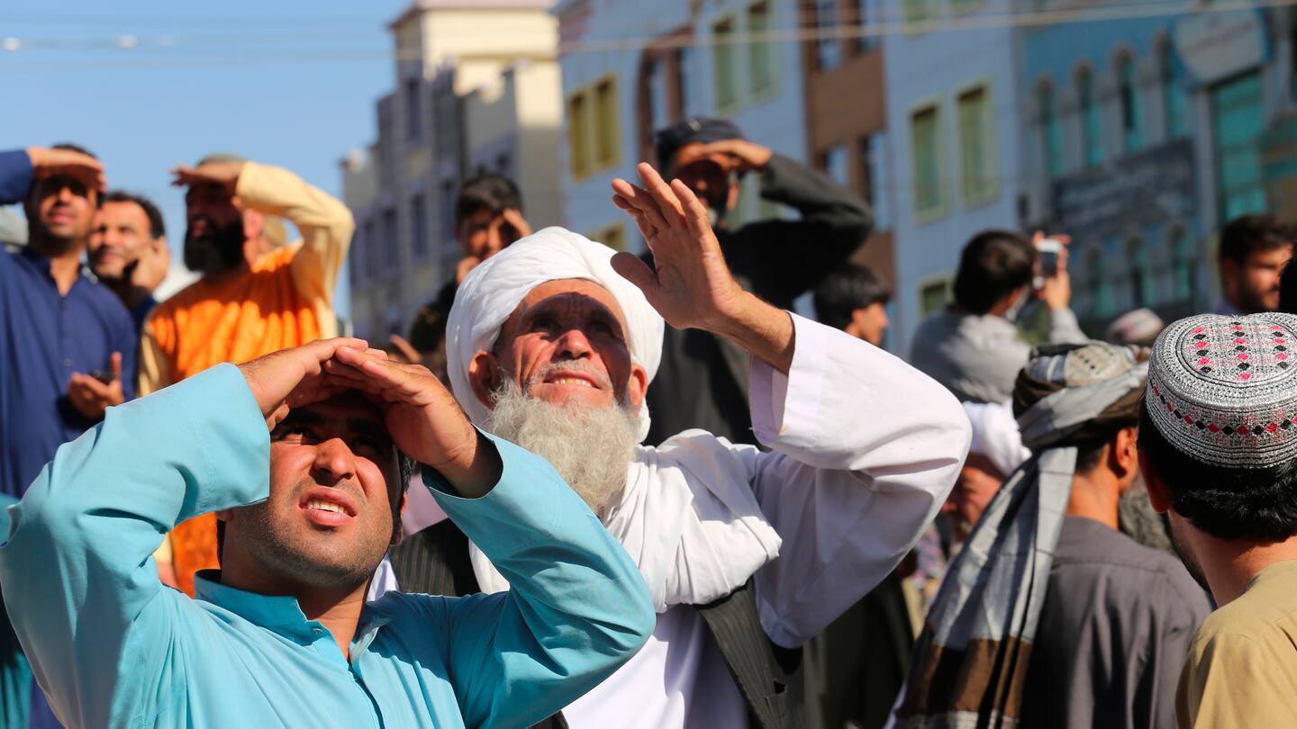 Talibanes cuelgan y exhiben un cadáver en plaza pública de ciudad afgana –  El Financiero