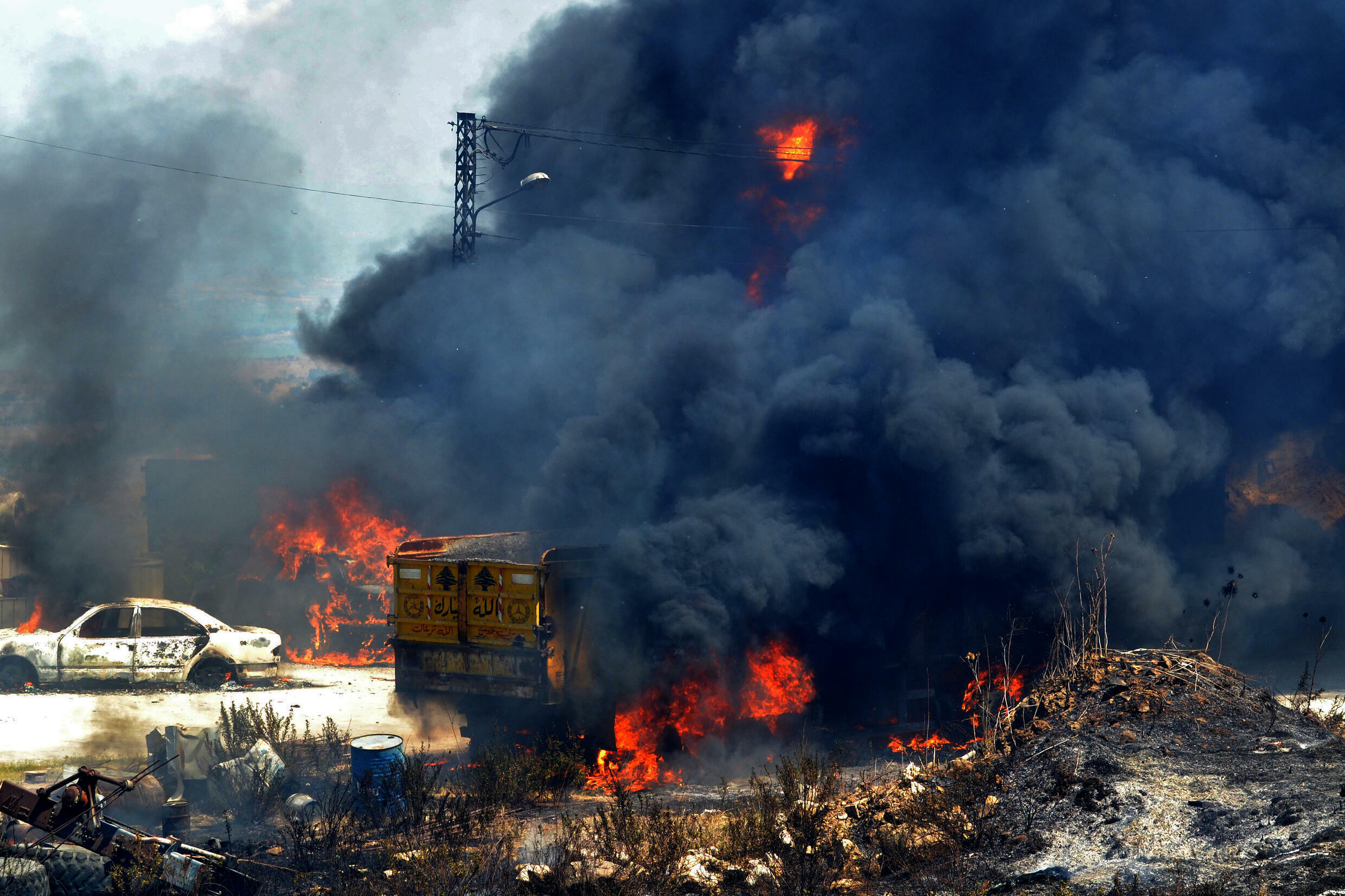 En plena crisis, Líbano de luto tras explosión mortífera de camión-cisterna  - RFI