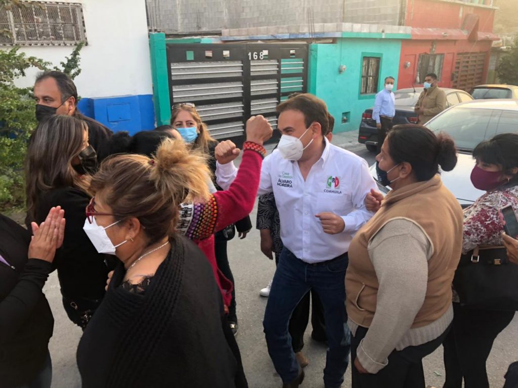 El diputado local recibió el apapacho de la gente a su arribo a la casa de gestión.