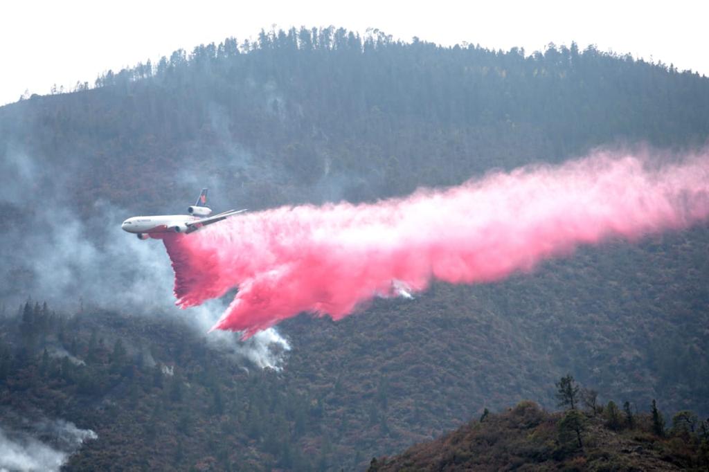 Un avión estadounidense, con gran capacidad de descarga fue rentado para combatir el fuego 