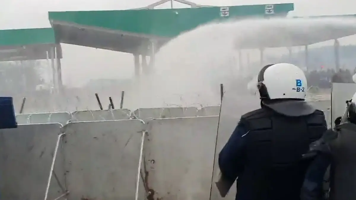 Militares polacos repelen a los migrantes de la frontera con Bielorrusia  con agua a presión, gas y granadas aturdidoras
