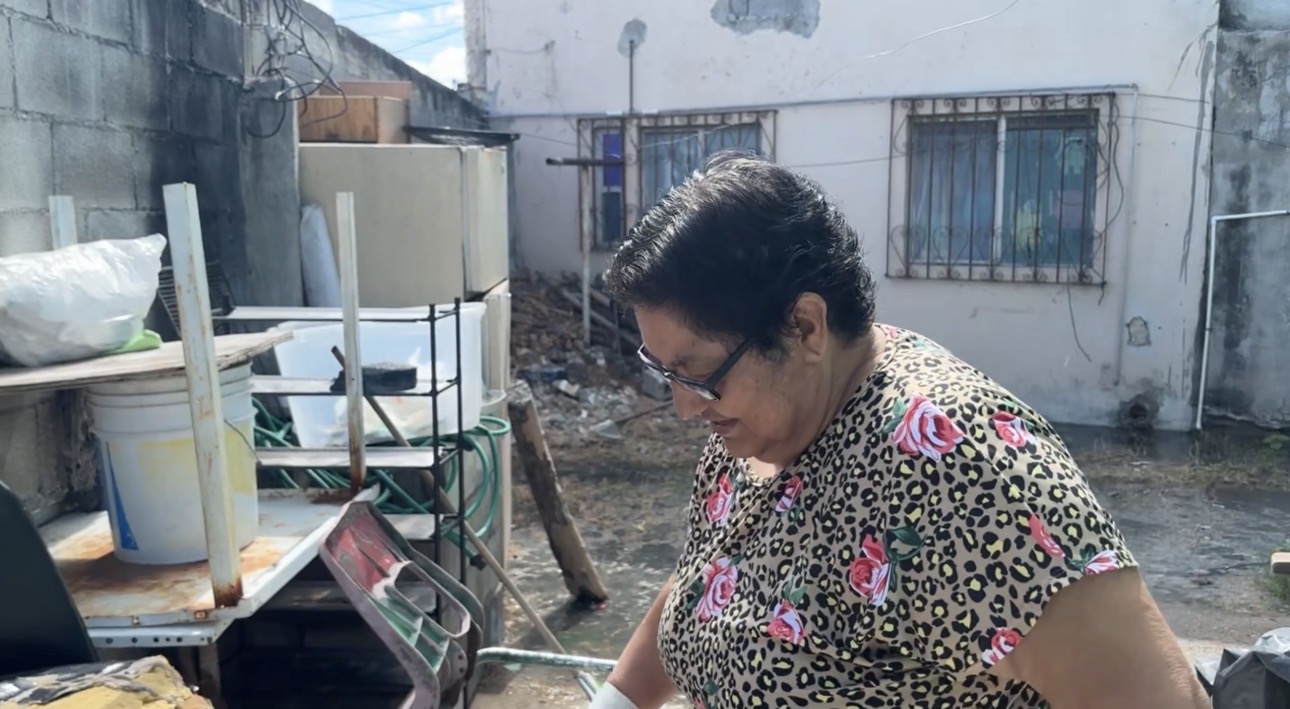 Martha habitante del sector Cumbres, quien tiene aguas negras en su patio apesar de denunciar en 4 ocasiones ante SIMAS.