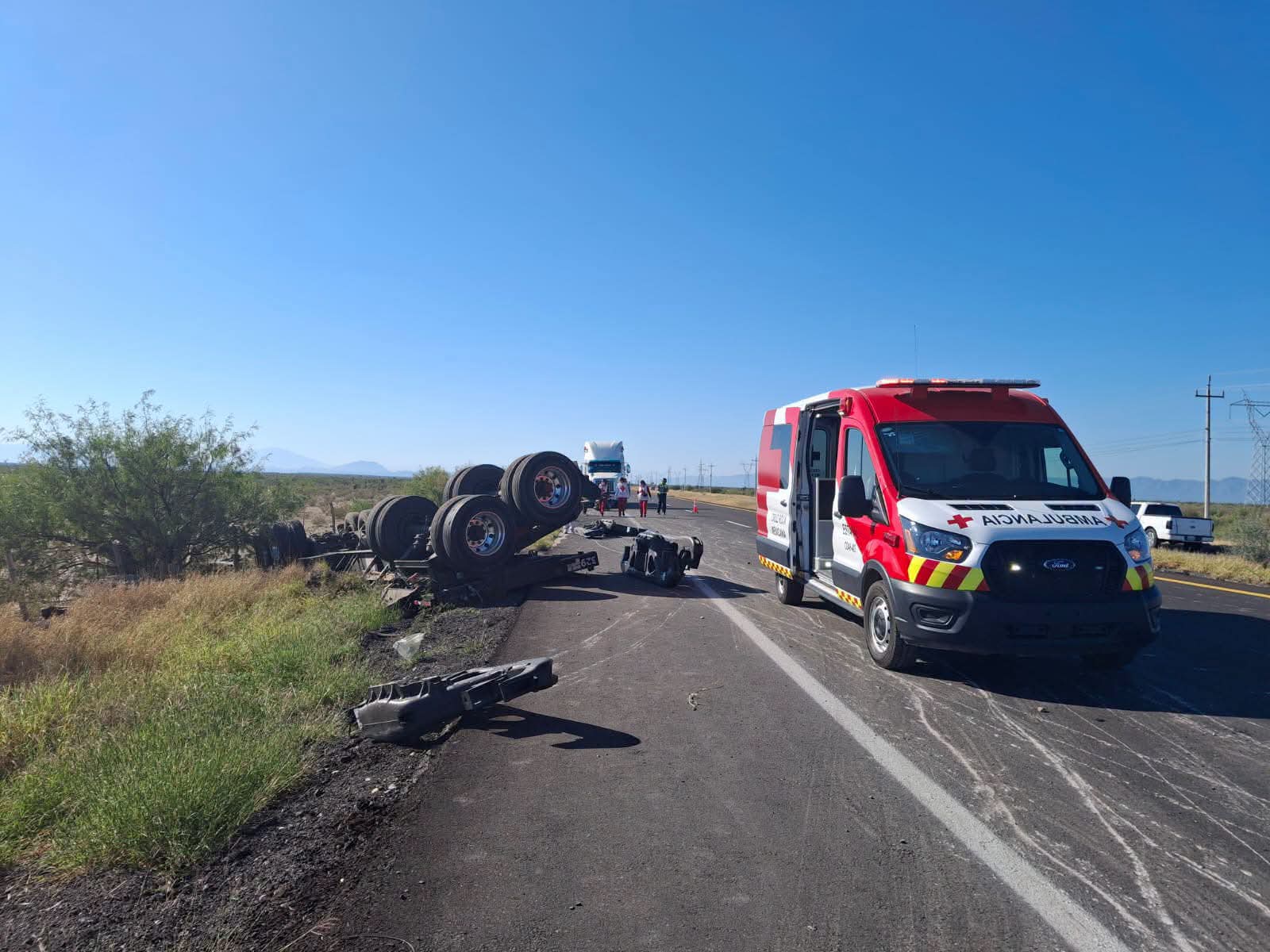 El trailero volcó porque se le desprendió un remolque