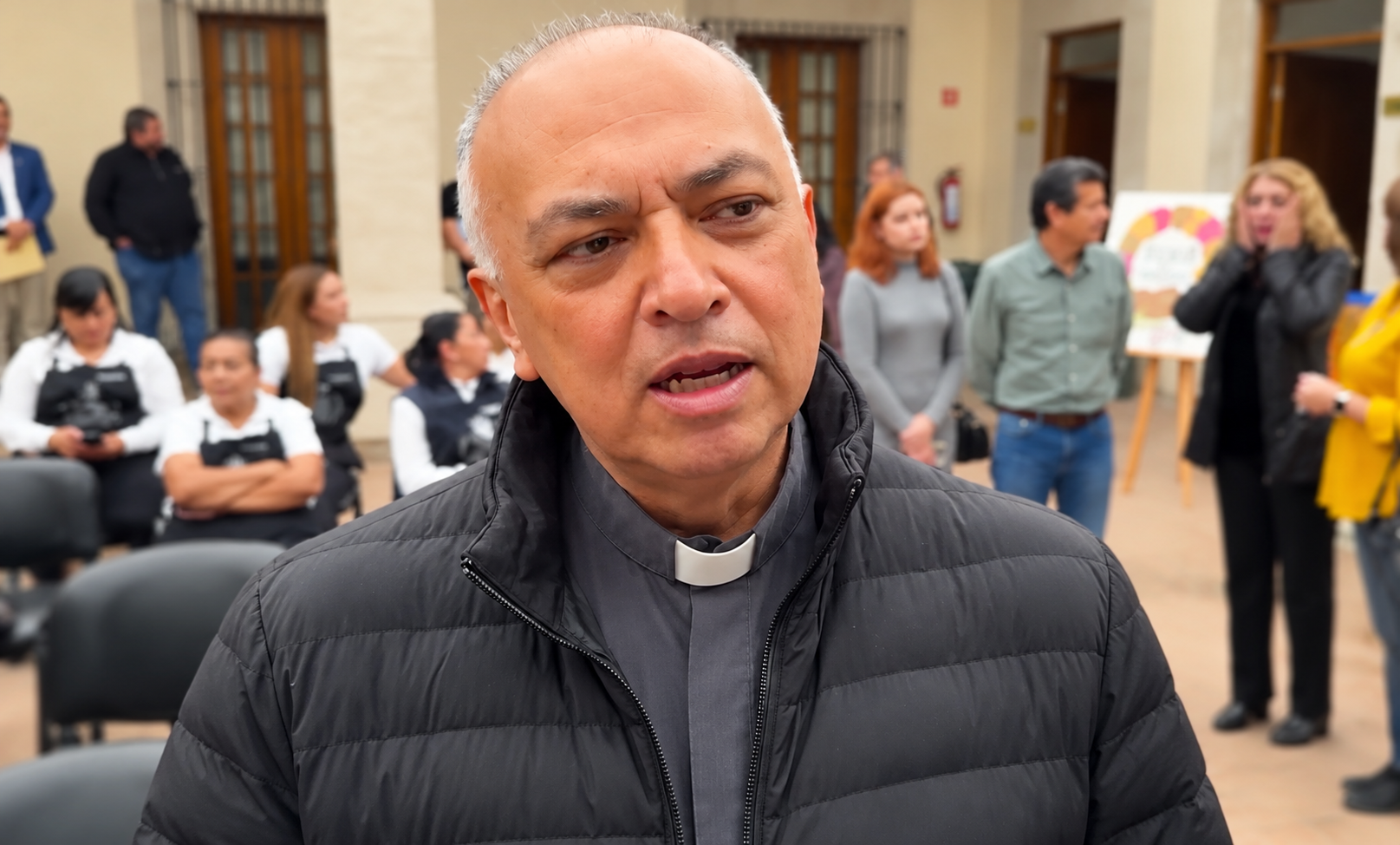 Iglesia apuesta por educar y no prohibir celulares a menores