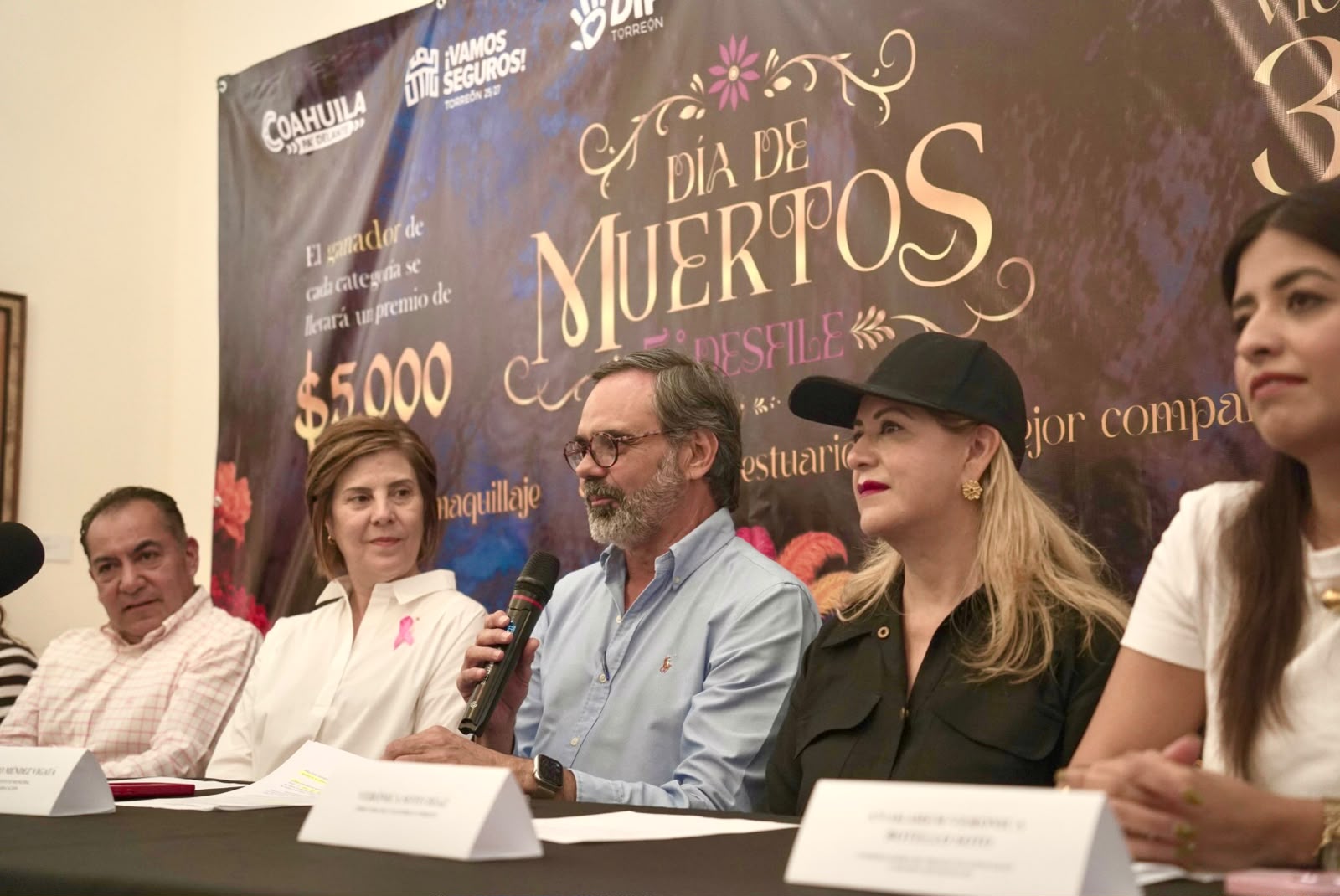 Estuvieron presentes también en el anuncio de la convocatoria la señora Selina Bremer de Cepeda, presidenta honoraria del DIF Torreón; Miriam López Carlos, coordinadora de Artes Escénicas del IMCE; Karem Botello Soto, coordinadora de Museos Municipales del IMCE, Guillermo Martínez Dávila, director de Turismo Municipal; Verónica Martínez, directora del Teleférico.