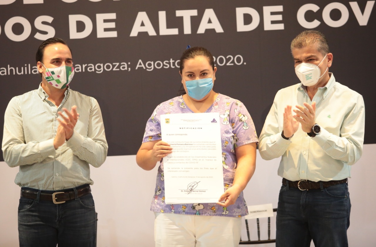 Entrega el gobernador de Coahuila constancias a pacientes dados de alta por Covid-19