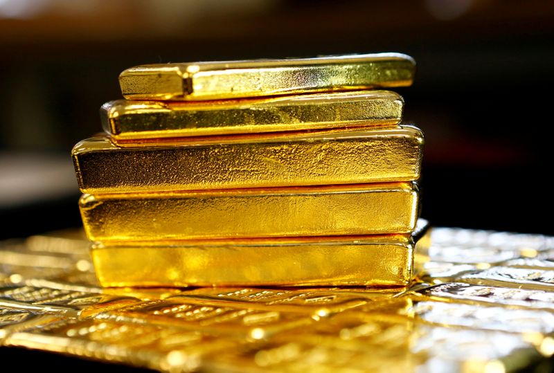 Oro retrocede desde máximo récord por apreciación del dólar