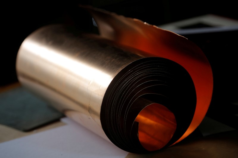 METALES BÁSICOS-Cobre cae a mínimo 3 semanas ante alza del dólar y temor por demanda