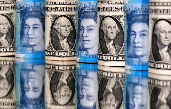 FOREX-Dólar sube tras mes más débil en una década