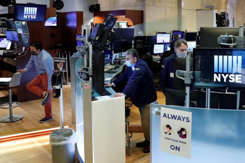 Wall St sube en apertura por ganancias y Microsoft