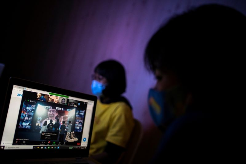 Zoom pasará a modelo de operaciones con socios en China, suspenderá ventas directas