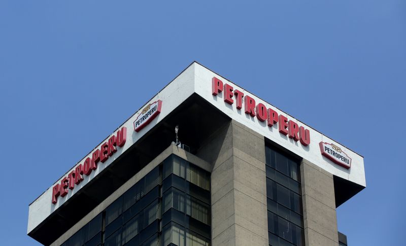 Estatal Petroperú dice nativos del Amazonas con lanzas bloquean oleoducto que paraliza bombeo