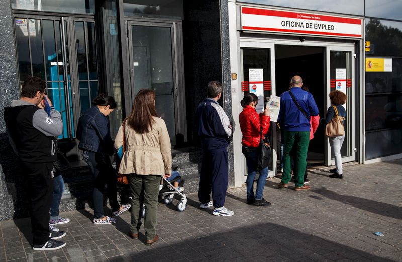 El desempleo intensifica en julio su tendencia a la baja en España