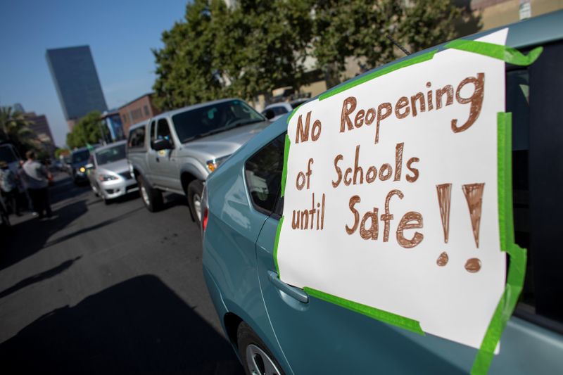 Los profesores protestan por la reapertura de escuelas en EEUU