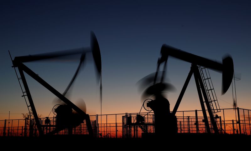 PETRÓLEO-Barril cae por temores sobre la demanda ante nueva ola de casos de coronavirus