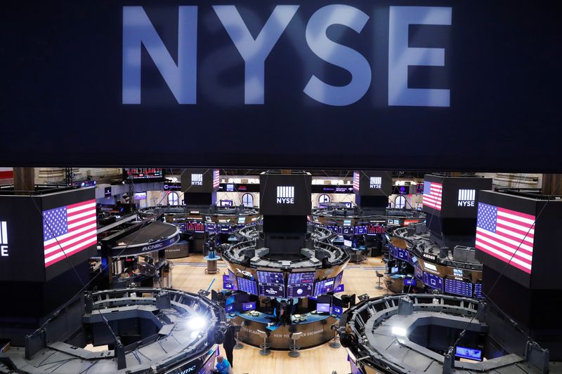 Wall Street sube mientras inversores aguardan estímulos en EEUU