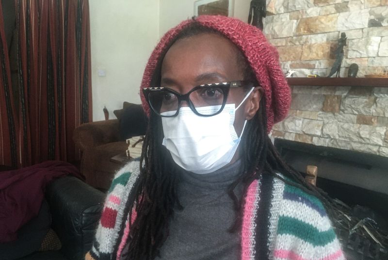Tras arresto, novelista denuncia “estrangulamiento” del estado en Zimbabue