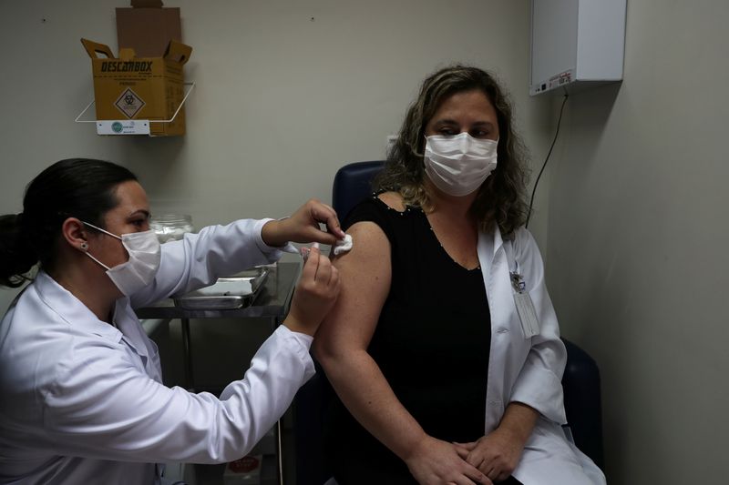 ANÁLISIS-Sumergido en ensayos clínicos, Brasil podría tener problemas para producir vacuna COVID-19