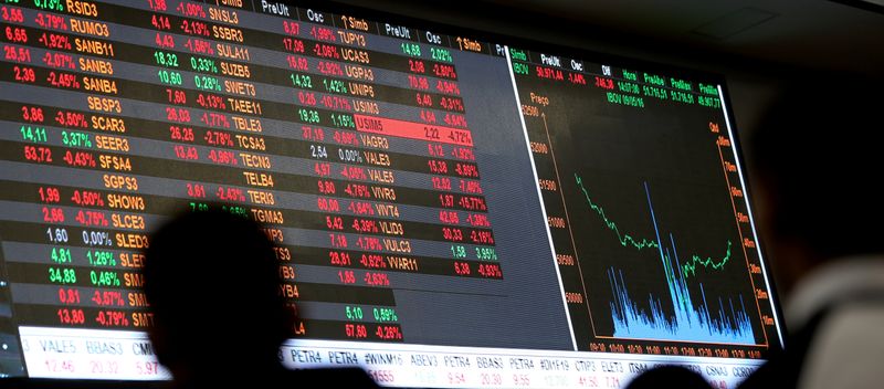 Bolsa de Brasil cae presionada por Itaú