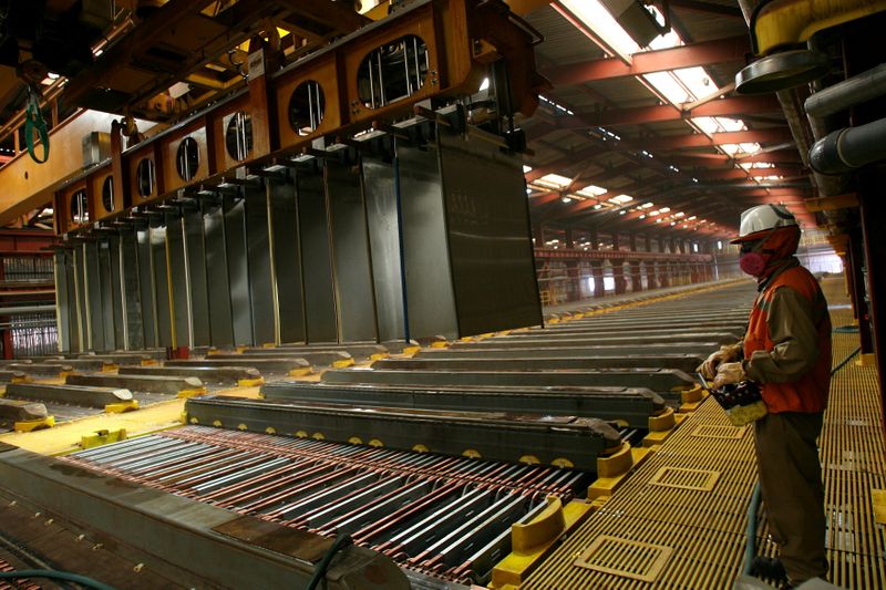 METALES BÁSICOS-Cobre sube por expectativas sobre demanda y declive de inventarios