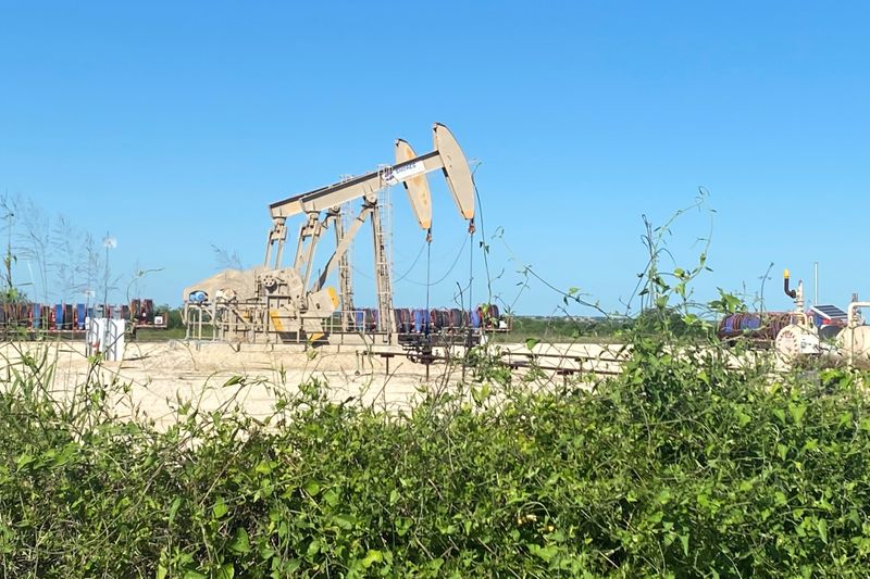 PETRÓLEO-Precios del crudo tocan máximos de 5 meses por fuerte caída de inventarios en EEUU