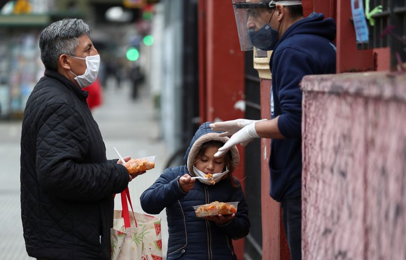 Lejos del aplaudido acuerdo por la deuda, 11 millones de argentinos sufren hambre durante pandemia