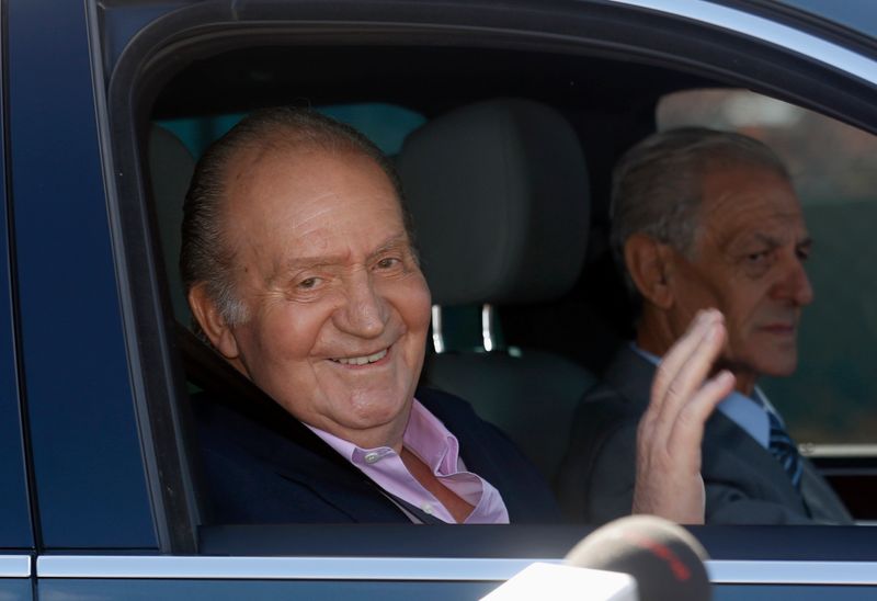 Tras dejar España, Juan Carlos se convierte en blanco de peticiones y memes