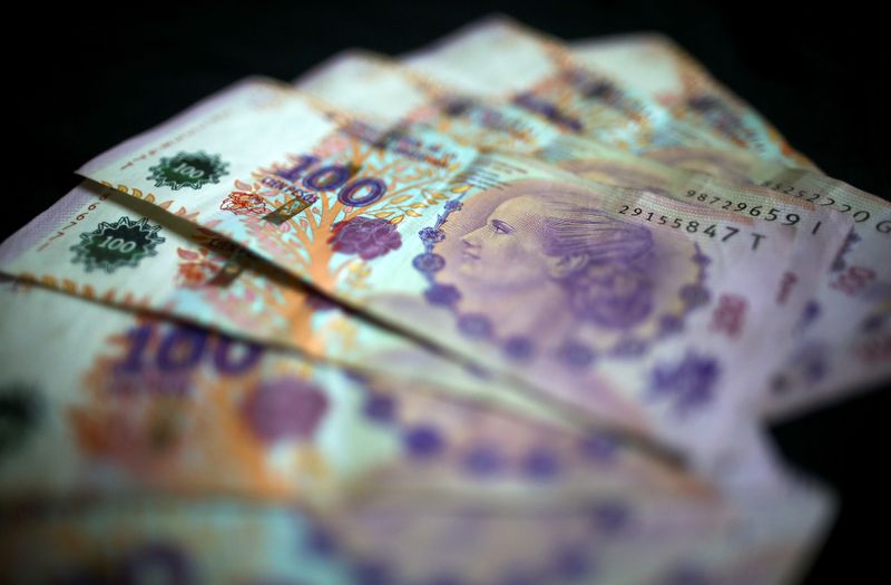 MERCADOS A.LATINA-Inician con alzas por retroceso del dólar y repunte del petróleo
