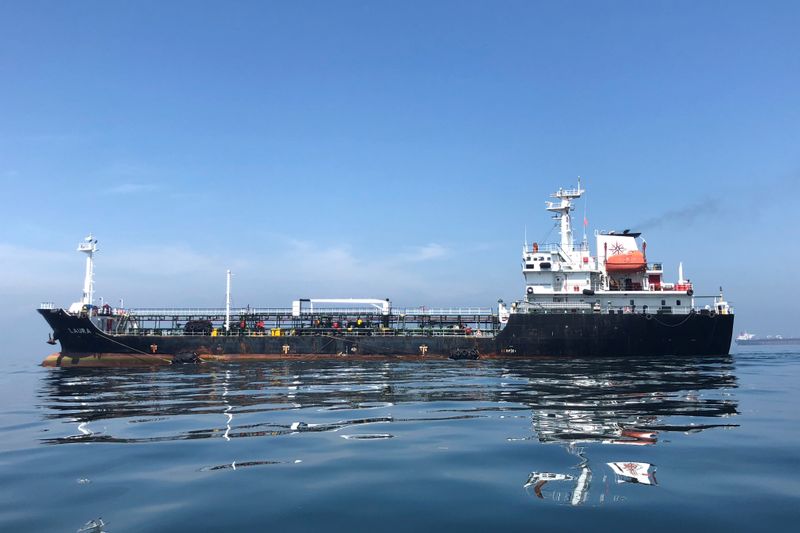 Venezuela realiza limpieza de derrame de petróleo en la costa: ministerio