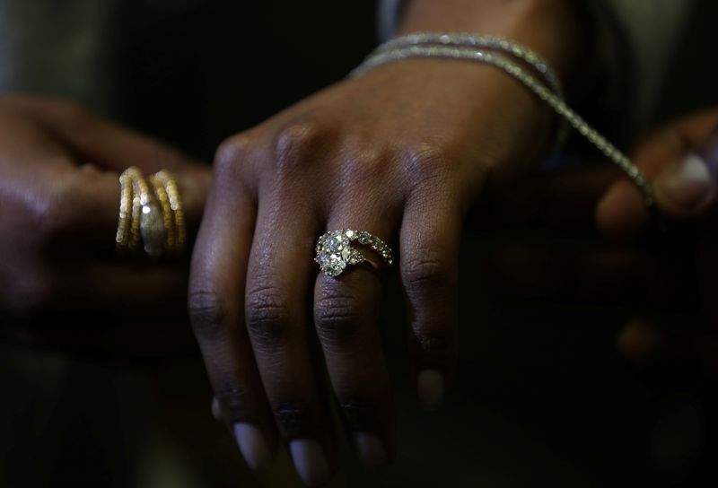 Ventas de pulidores de diamantes brillan en Sudáfrica, donde romanticismo aumenta en cuarentena