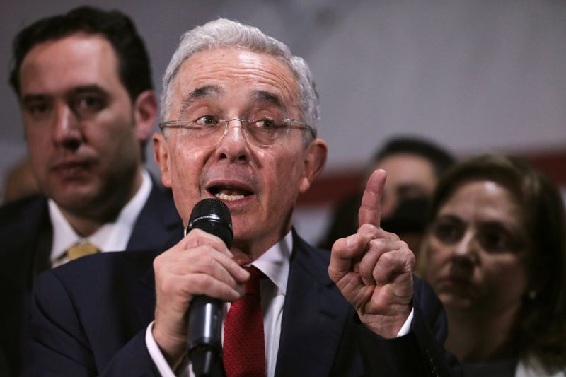 Expresidente colombiano Álvaro Uribe da positivo en prueba de coronavirus