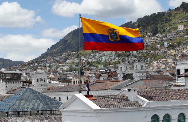 Ecuador dice que acuerda con Banco de Desarrollo de China reprogramar pago de capital de línea de crédito