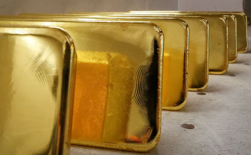 METALES PRECIOSOS-Oro ronda pico histórico por sombrío panorama económico