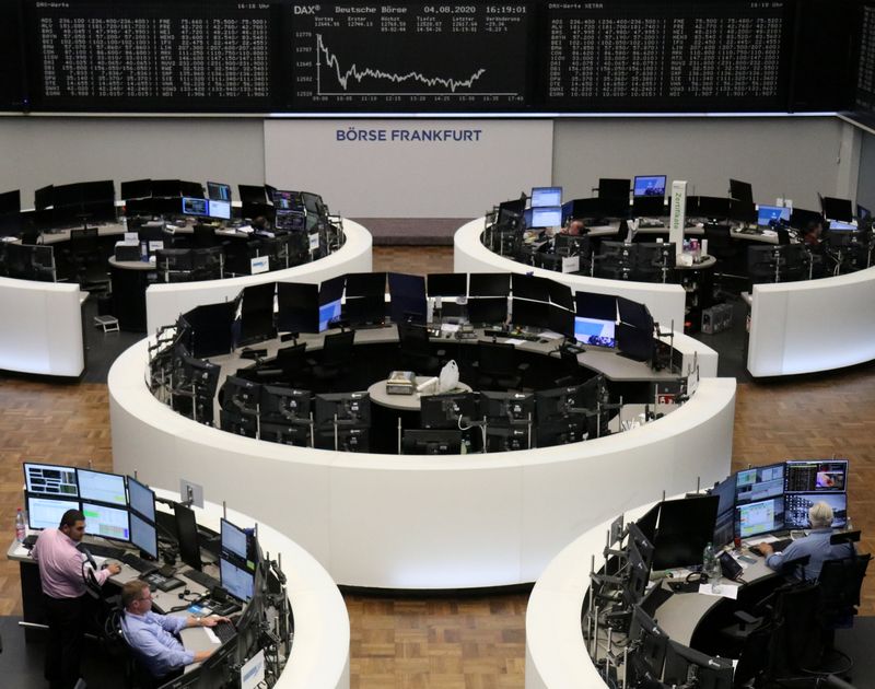 MERCADOS GLOBALES-Acciones bajan mientras inversores esperan estímulo en EEUU