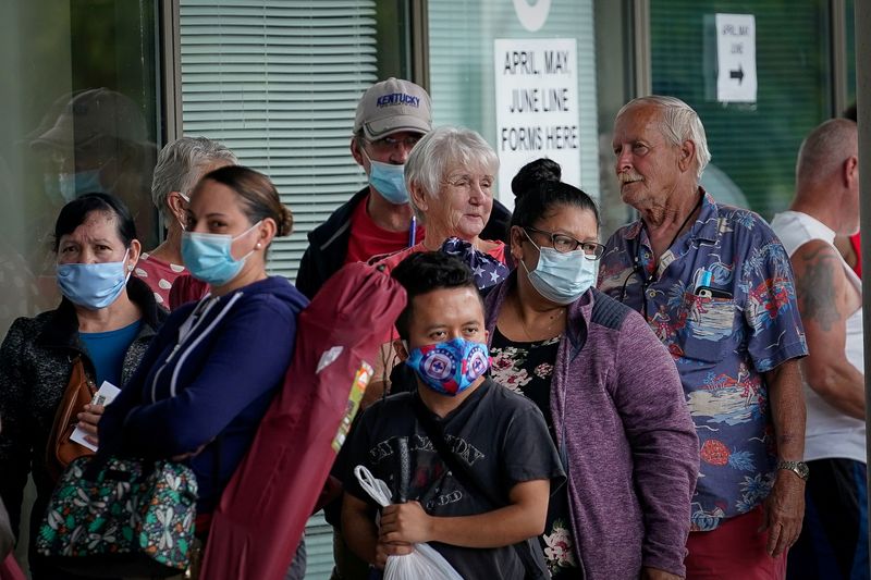 Pedidos de ayuda por desempleo en EEUU bajan, despidos aumentan 54% en julio