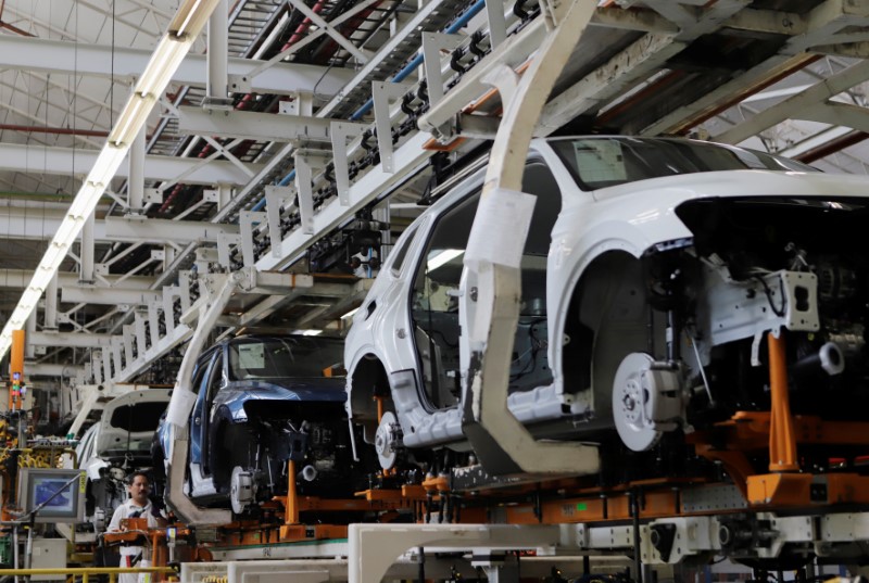 Producción autos México detiene caída en julio, exportaciones siguen bajando