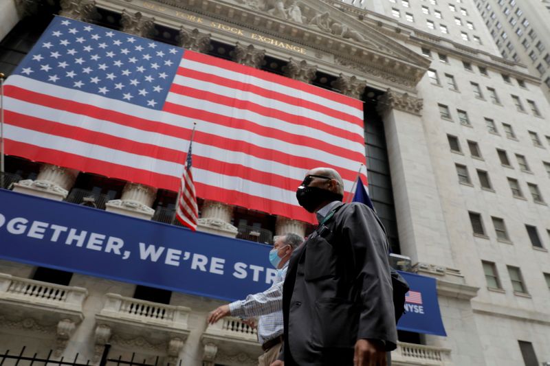 Wall Street sube mientras mercado espera nuevo paquete de ayuda, Nasdaq cierra sobre 11.000 puntos