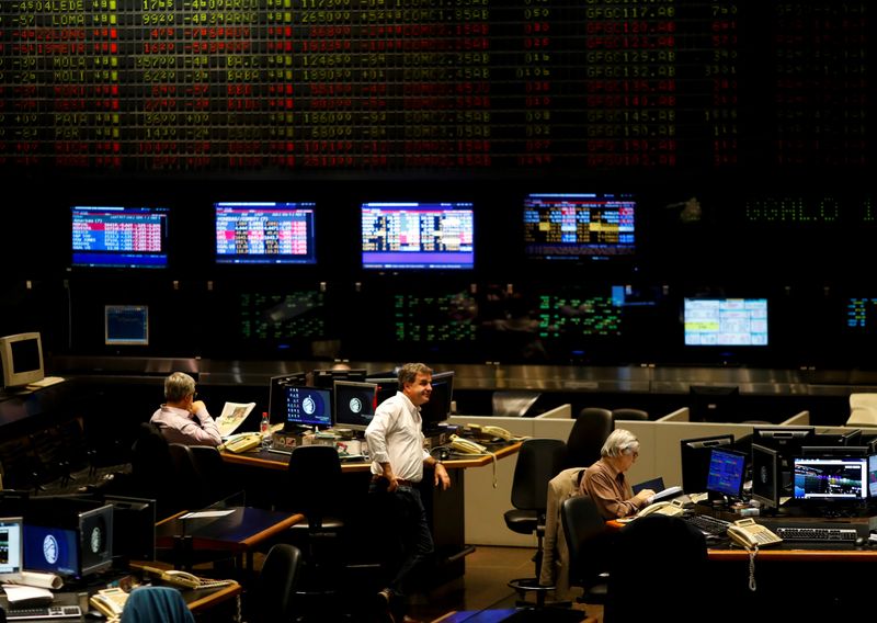 Bolsa argentina baja en sesión selectiva, inversores miran alternativas tras acuerdo de deuda
