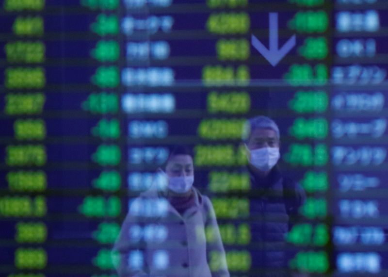 MERCADOS GLOBALES- Acciones y retorno de bonos bajan mientras inversores esperan estímulo en EEUU