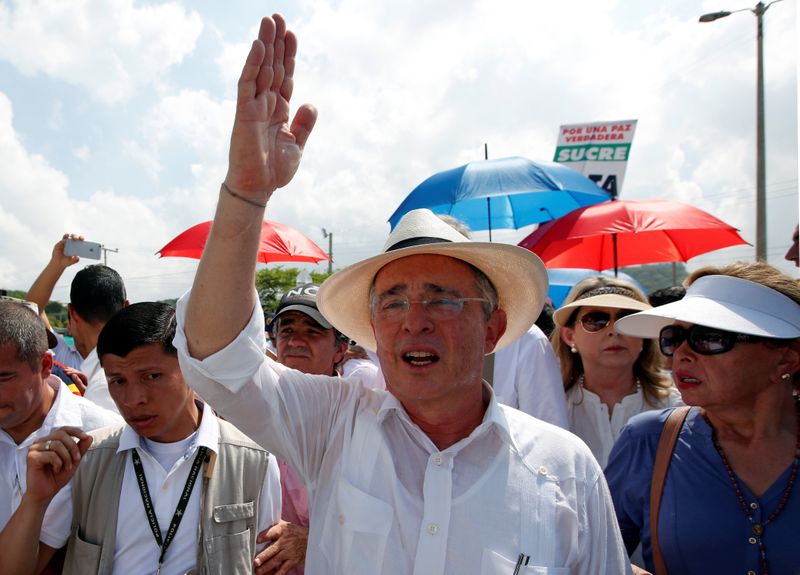 ANALISIS-Detención de Uribe en Colombia no frenará su poder, pero impulsará a su partido a reforma judicial