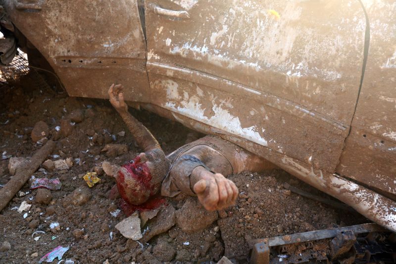 WIDER IMAGE-Documentando un rescate tras la tragedia en Beirut