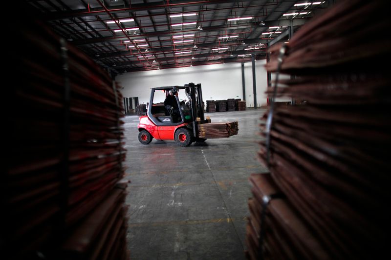 Cobre cae por tomas de ganancias, expectativas sobre demanda avivan confianza