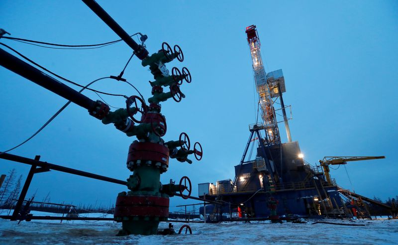 PETRÓLEO-Crudo cae por debajo de 45 dólares por dudas sobre demanda, se encamina a alza semanal