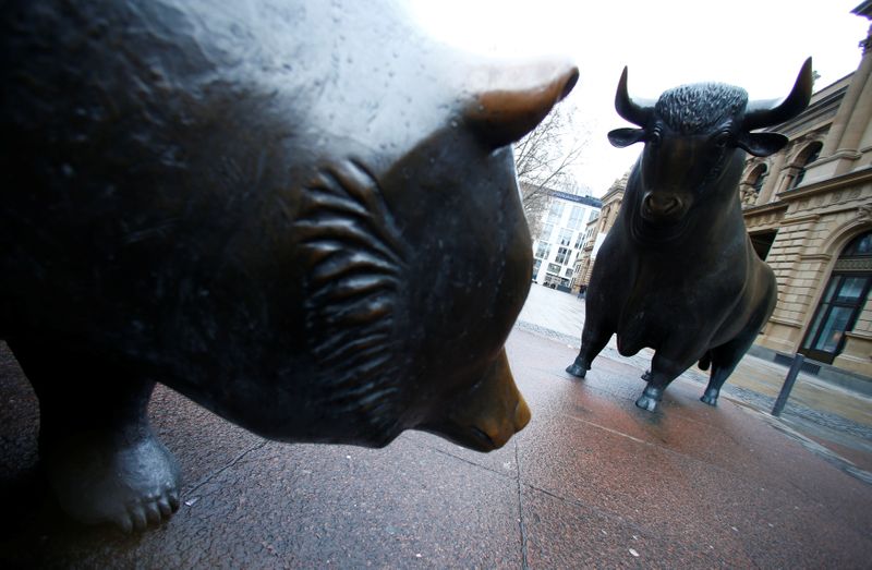Acciones caen ante fricciones EEUU-China y fortaleza del dólar