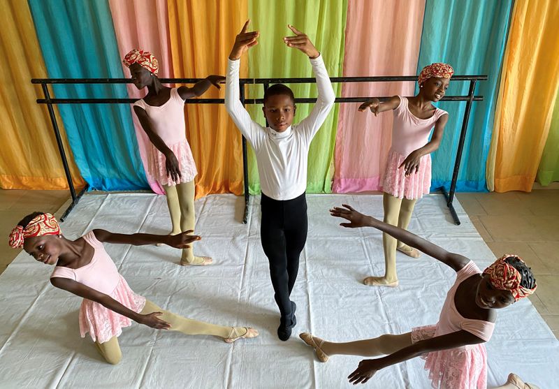 Acto de fe: niño nigeriano cautiva al mundo con su danza