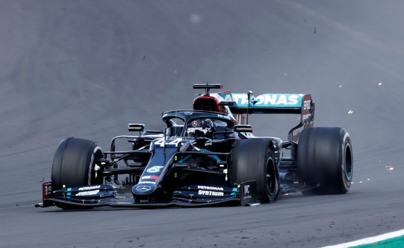 Hamilton es el más rápido en entrenamientos de Silverstone, Bottas segundo para “uno-dos” Mercedes