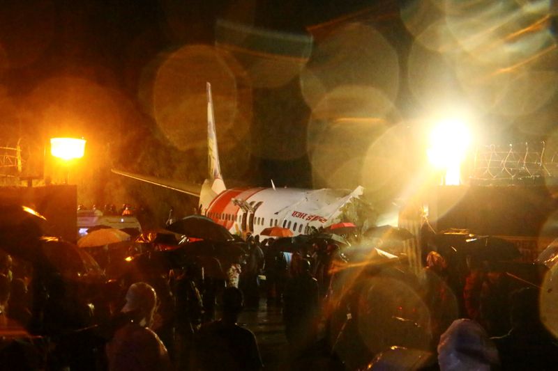 Avión con 191 personas a bordo se estrella al aterrizar en India, al menos 2 muertos